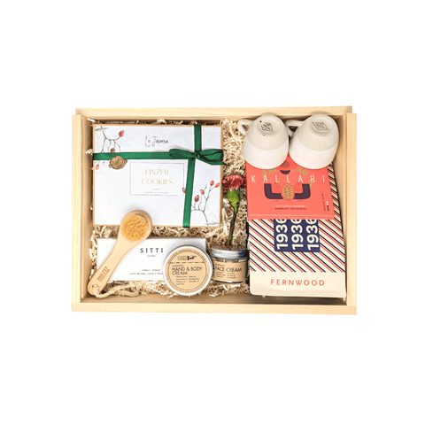 Luxury mothers day gift basket in sustainable packaging