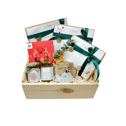 Sustainable Christmas Gift Basket with Sable Cookies Linzer Cookies Strawberry Jam Honey